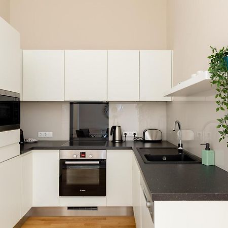 Lovely 2-Bedroom Apartment At The Vaci Street บูดาเปสต์ ภายนอก รูปภาพ