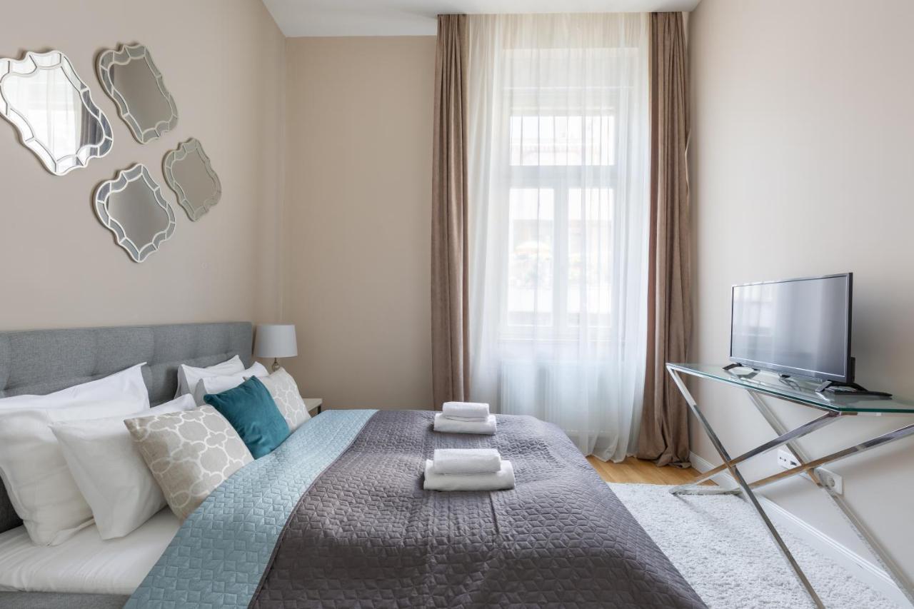 Lovely 2-Bedroom Apartment At The Vaci Street บูดาเปสต์ ภายนอก รูปภาพ