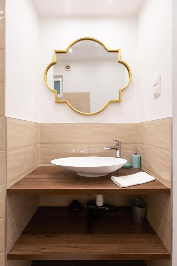 Lovely 2-Bedroom Apartment At The Vaci Street บูดาเปสต์ ภายนอก รูปภาพ