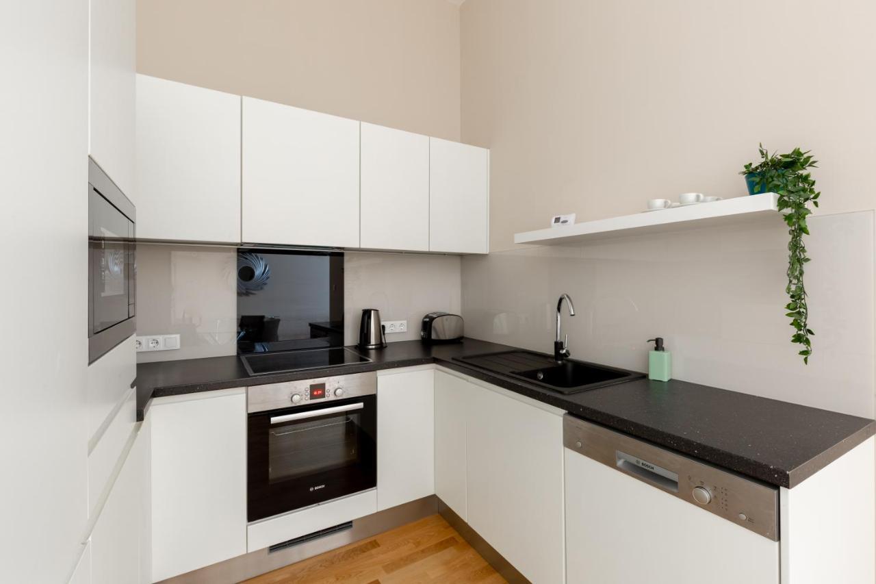 Lovely 2-Bedroom Apartment At The Vaci Street บูดาเปสต์ ภายนอก รูปภาพ
