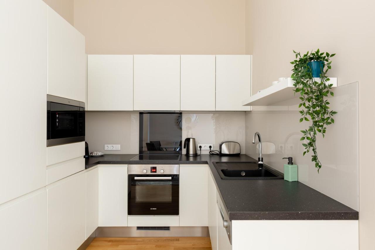 Lovely 2-Bedroom Apartment At The Vaci Street บูดาเปสต์ ภายนอก รูปภาพ