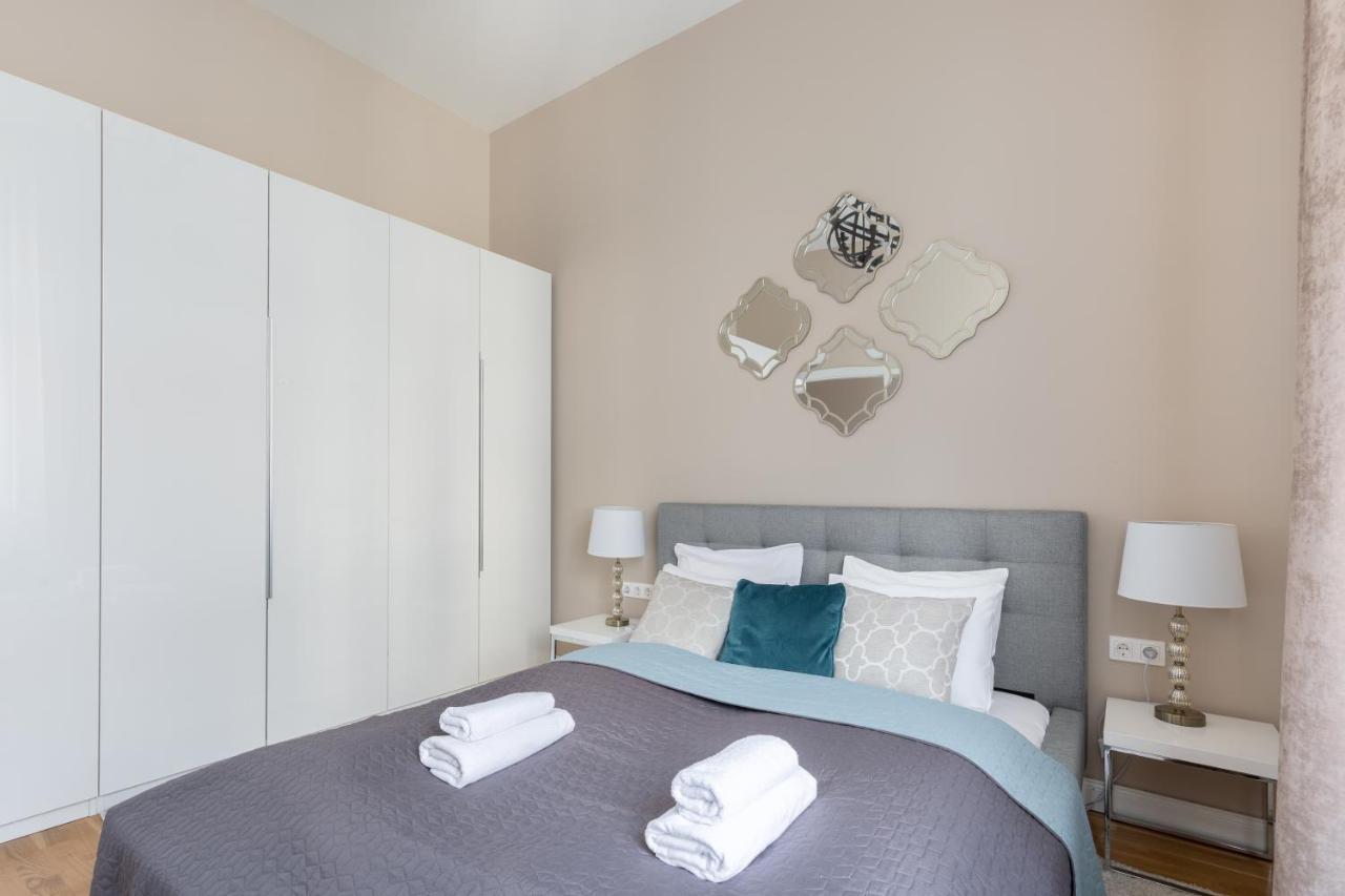 Lovely 2-Bedroom Apartment At The Vaci Street บูดาเปสต์ ภายนอก รูปภาพ