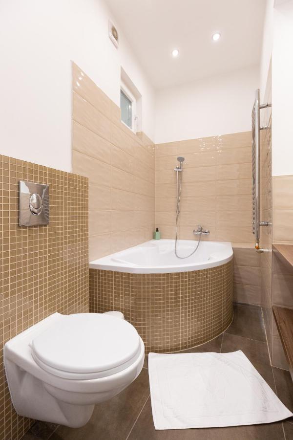 Lovely 2-Bedroom Apartment At The Vaci Street บูดาเปสต์ ภายนอก รูปภาพ