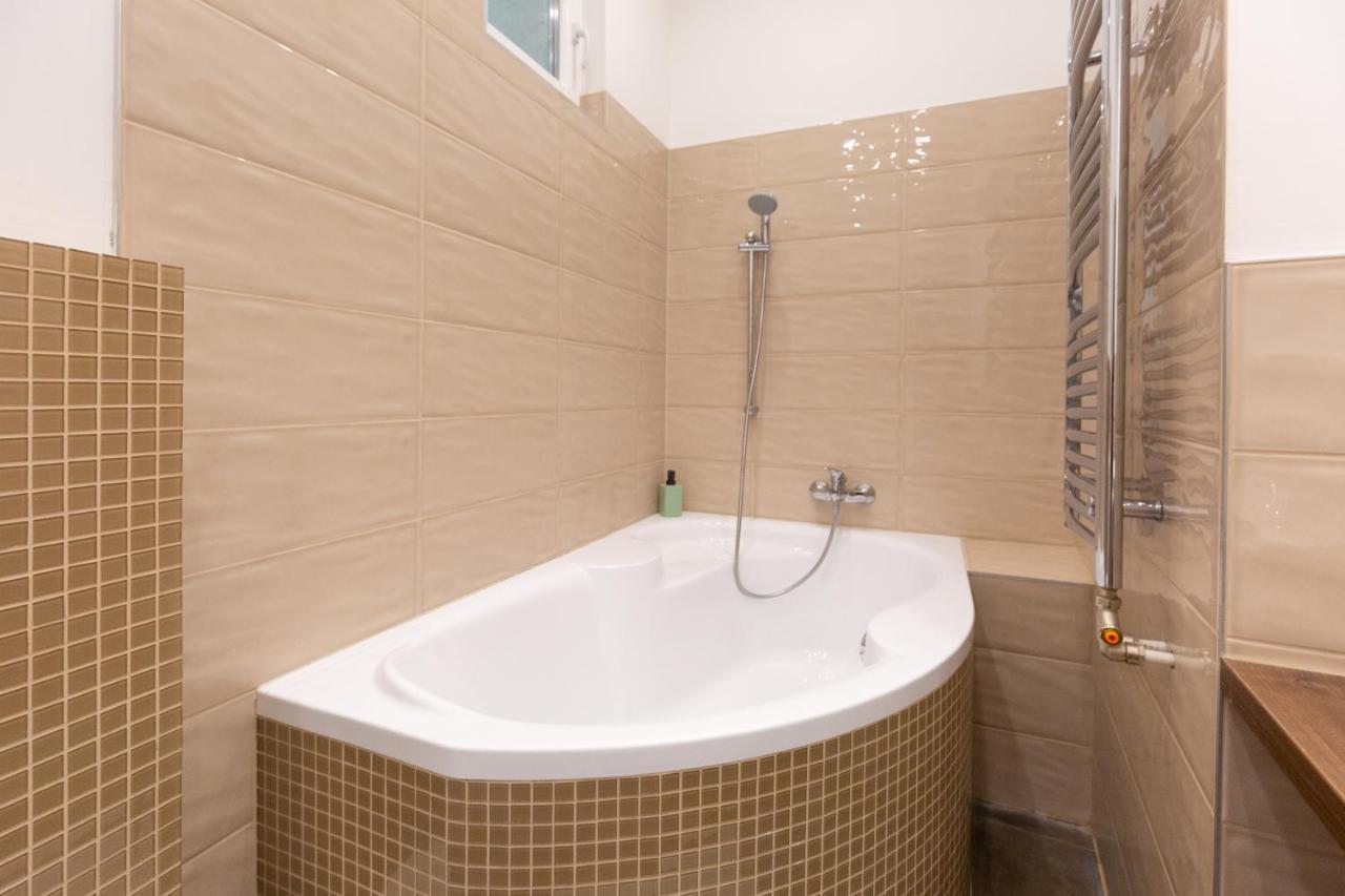Lovely 2-Bedroom Apartment At The Vaci Street บูดาเปสต์ ภายนอก รูปภาพ