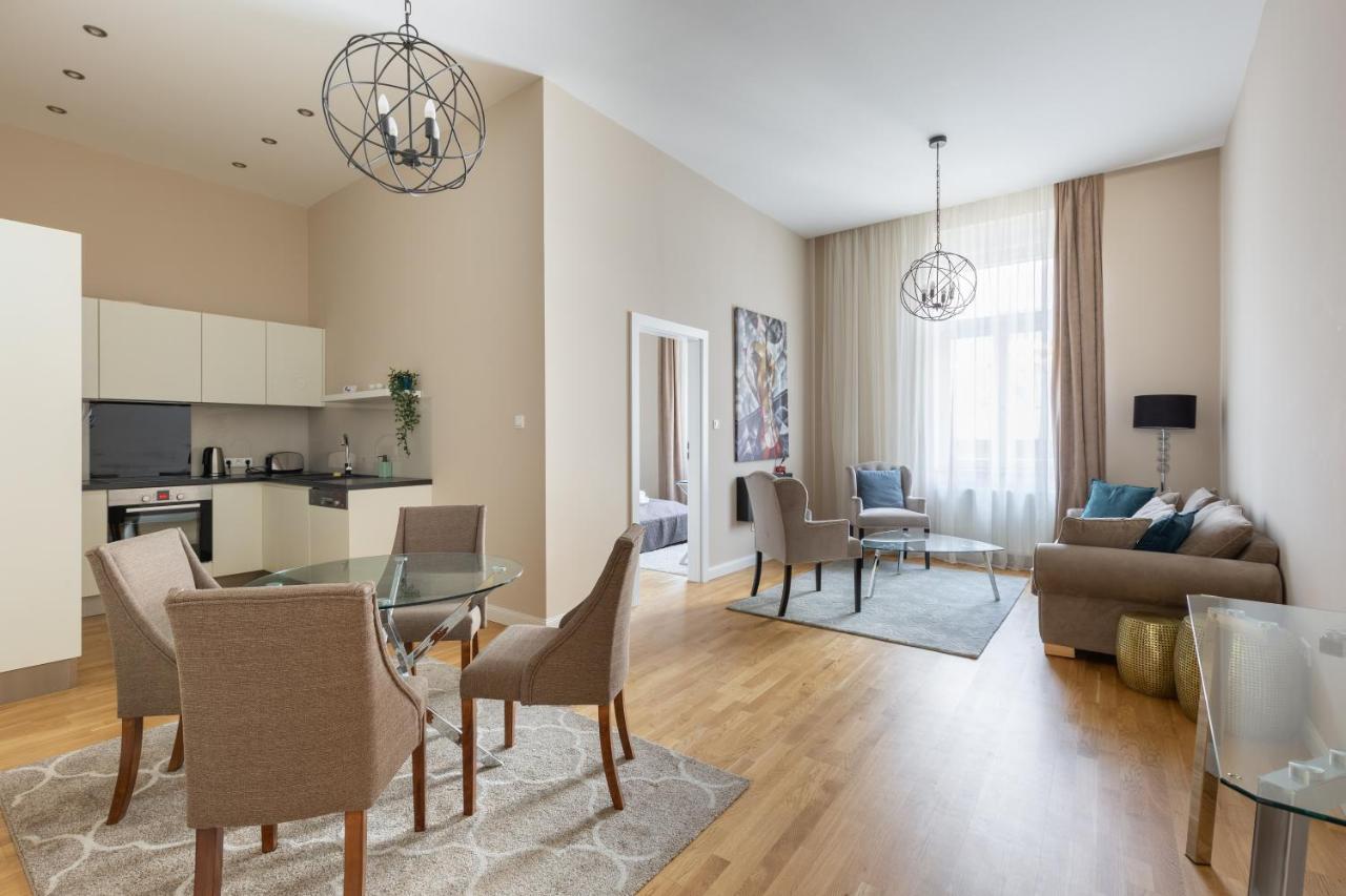 Lovely 2-Bedroom Apartment At The Vaci Street บูดาเปสต์ ภายนอก รูปภาพ