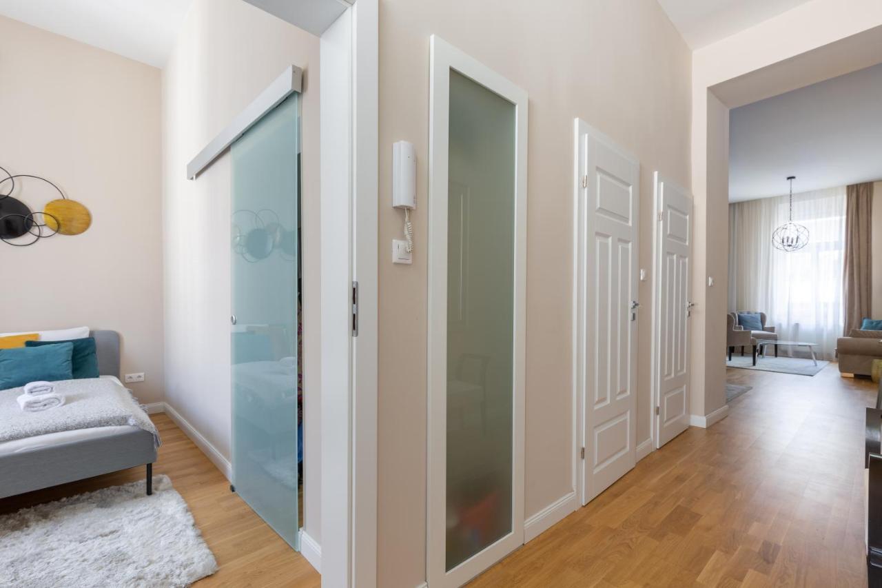Lovely 2-Bedroom Apartment At The Vaci Street บูดาเปสต์ ภายนอก รูปภาพ