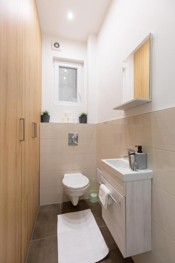 Lovely 2-Bedroom Apartment At The Vaci Street บูดาเปสต์ ภายนอก รูปภาพ